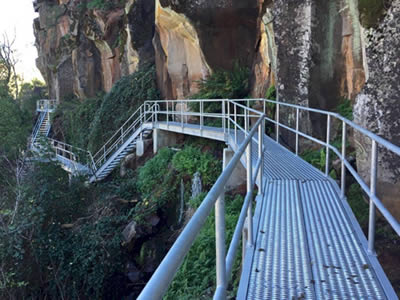 Non slip platforms made of diamond-strut safety grating are used as platforms of walkways in the canyon.